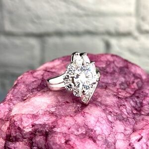 NWOT Boutique Clear Rhinestone Dinner Ring Formal Fashion Ring Size 6